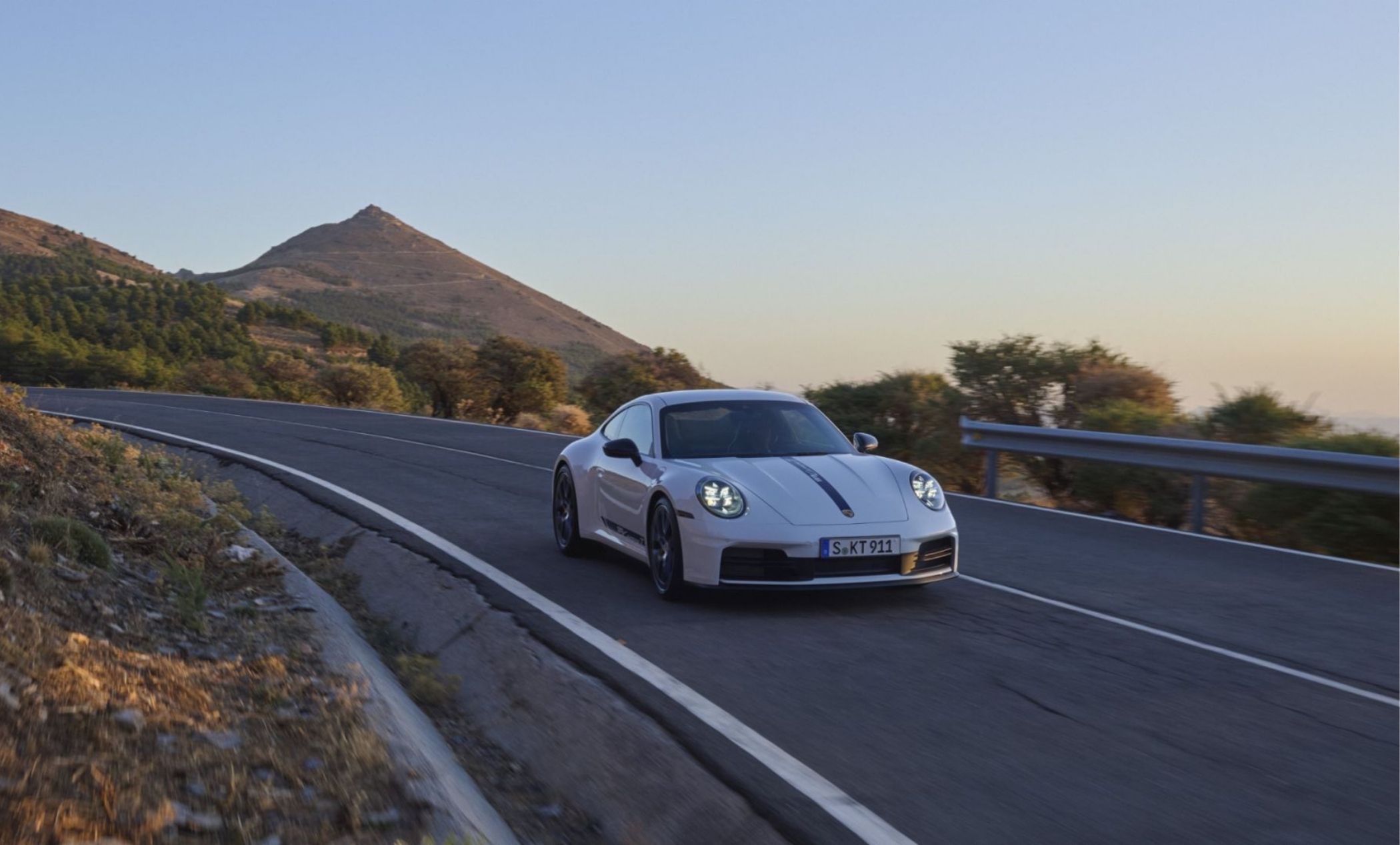 Porsche unveils 911 Carrera T in Coupe and Cabriolet; Details inside